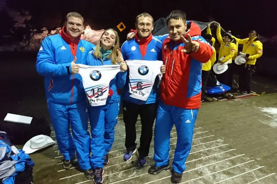 Александр Касьянов (крайний справа) после победы в Канаде. Фото: пресс-служба федерации бобслея России.