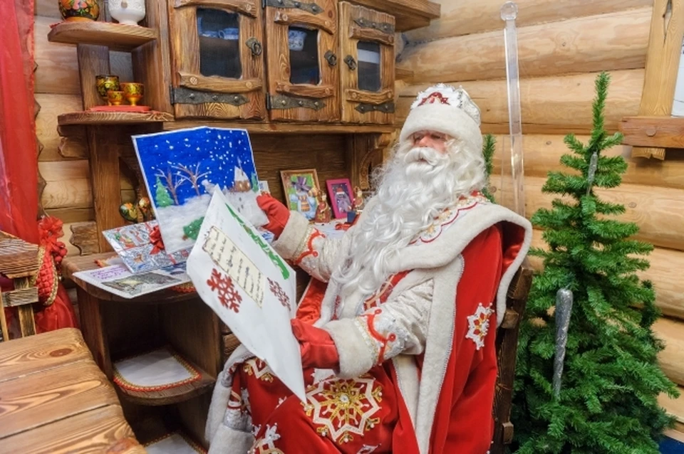 Дед Мороз внимательно читает все письма, которые приходят ему