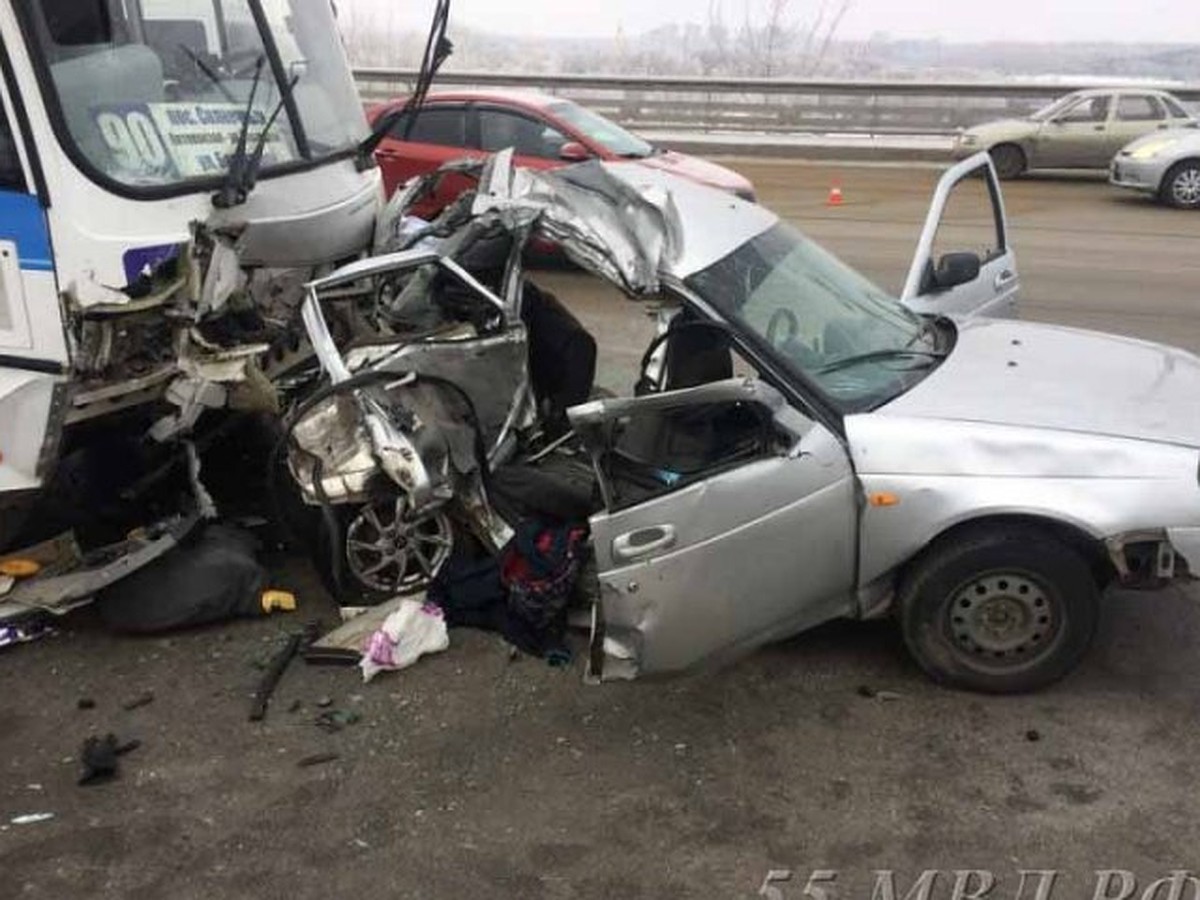 Страшная авария у «Арены Омск»: 3 человека погибли, еще 3 пассажира  автобуса пострадали - KP.RU