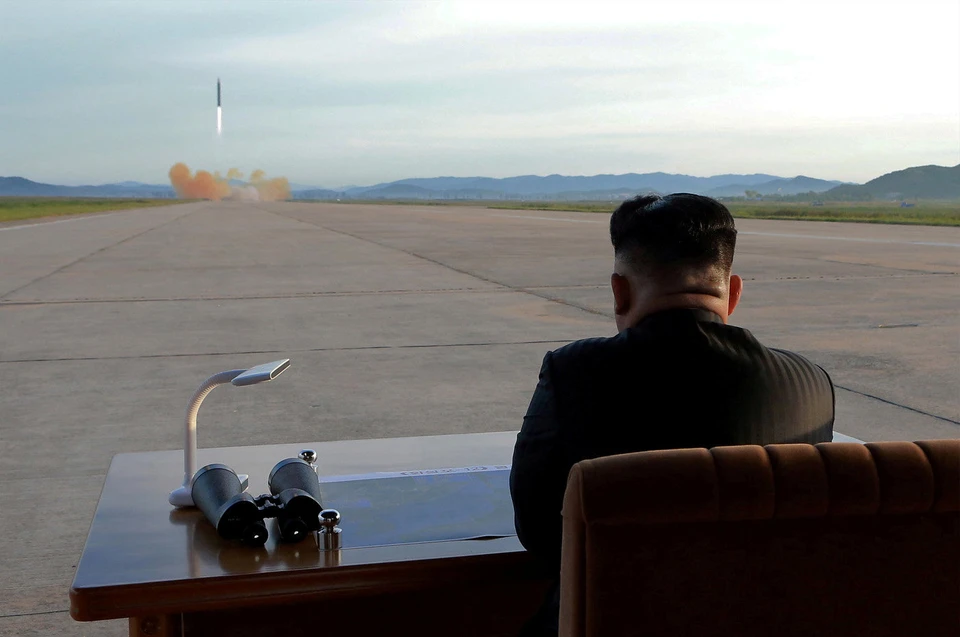 Ким Чен Ын наблюдает за испытательным пуском баллистической ракеты Хвасонг.