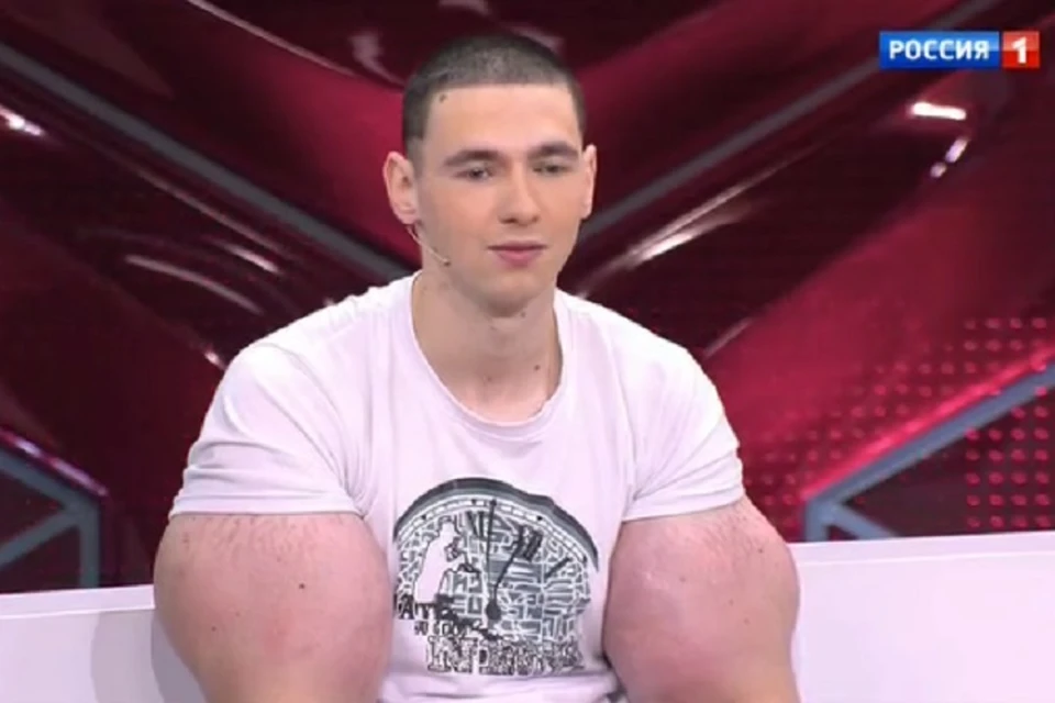 Кирилл Терешин пообещал вставить себе клыки и разрезать язык надвое. Фото: скриншот видео russia.tv