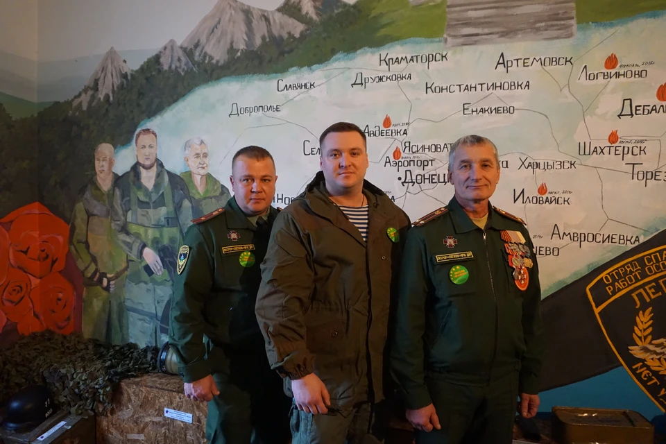 Карта с боевым путем "Легиона", а рядом люди, которые с 2014 года воевали за Донбасс: Павел Нагорный, Сергей Завдовеев, Григорий Филонов (слева направо)
