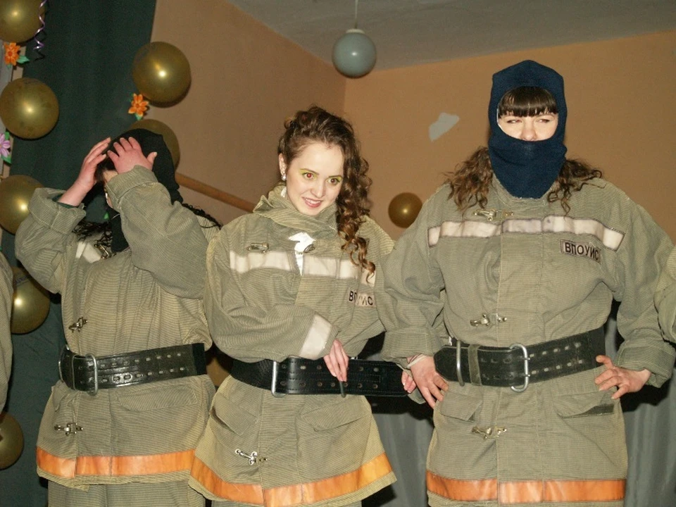 Мария Недоспасова (в центре) стала победителем. В этом номере она представила свою профессию: в колонии она трудится пожарным.