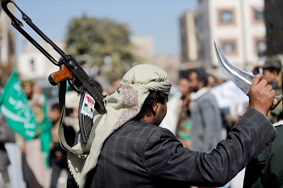 Член шиитского ополчения на митинге в центре столицы Йемена города Сана.