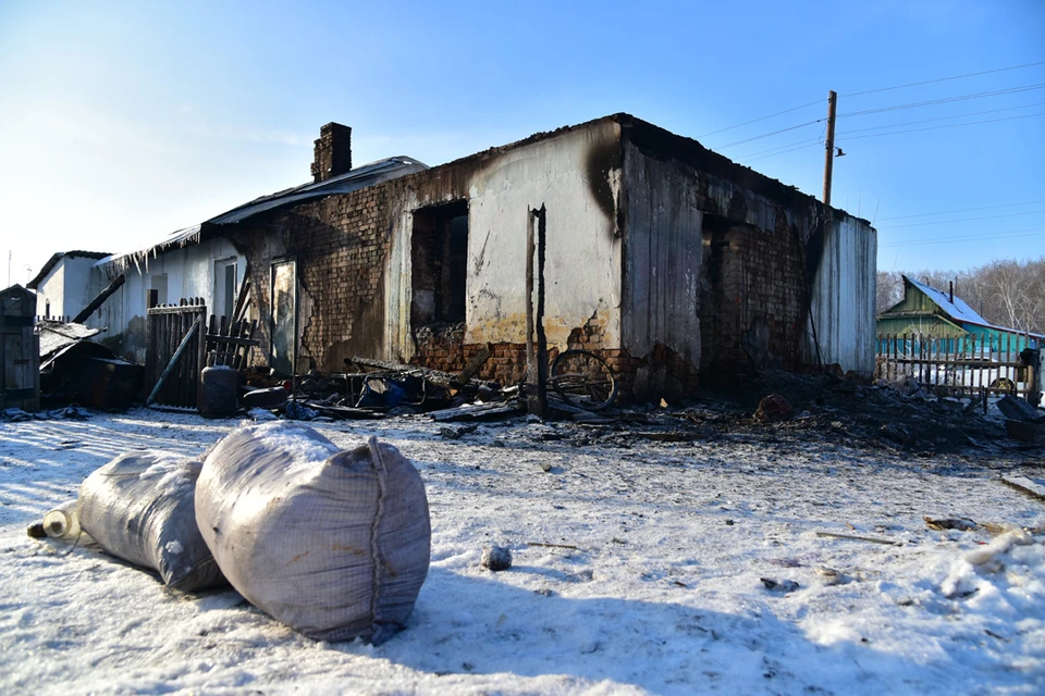 Жильцы сгоревшего дома на время уехали жить к родственникам.
