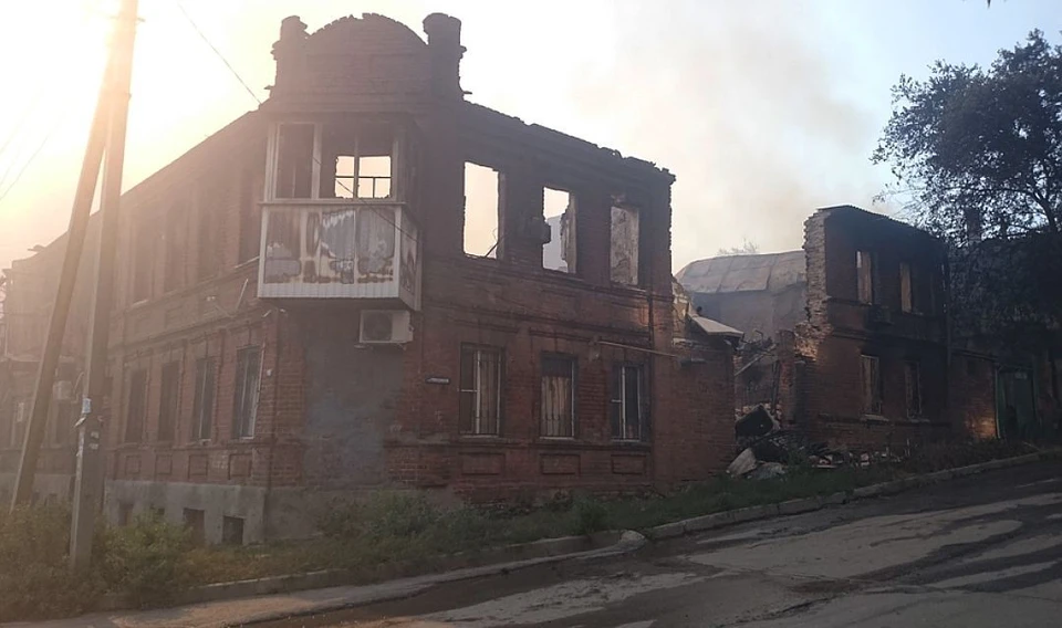 Страшный пожар уничтожил более ста зданий в центре города. Причины возгорания до сих пор не озвучены, но приоритетной остается версия поджога.