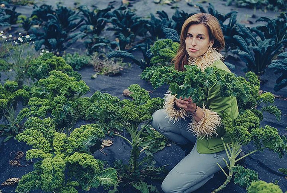 Другая москвичка, Софья Шатрова сменила офис престижной инвестиционной компании на огород, а деловые костюмы и рубашки на фермерскую, деревенскую одежду.