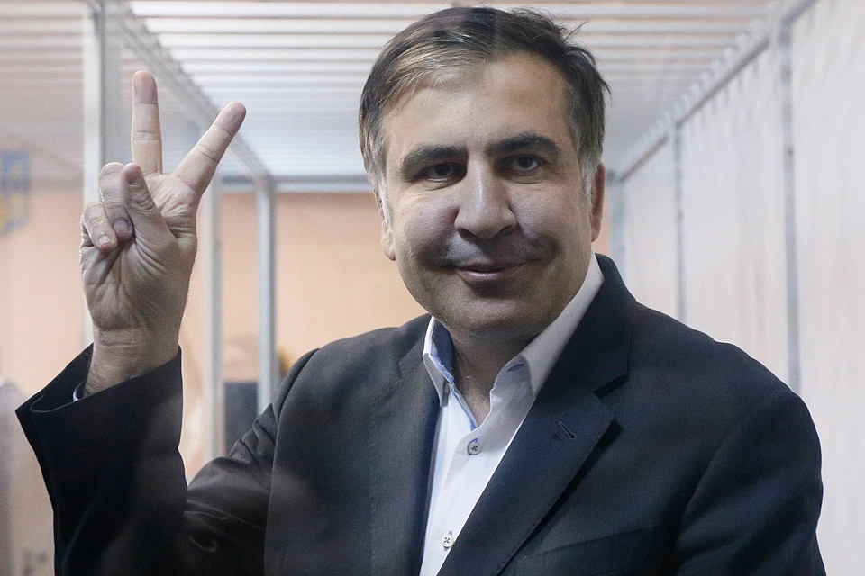 Михаил Саакашвили демонстрирует победный жест в помещении суда.