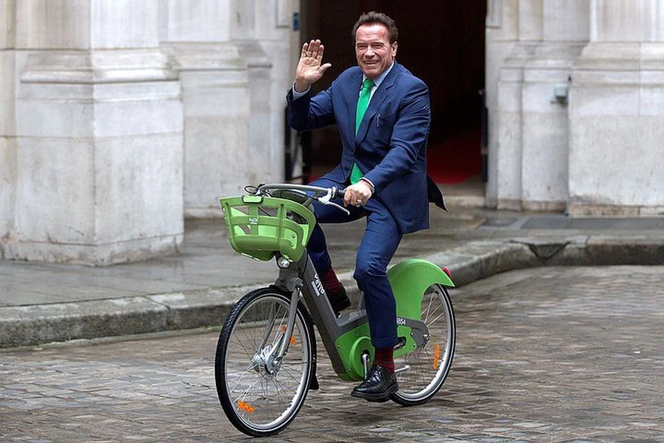 Голливудская звезда и экс-губернатор Калифорнии передвигается по Парижу на арендованном велосипеде.