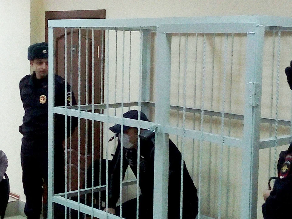 Денис Ковегин свое лицо на суде прячет