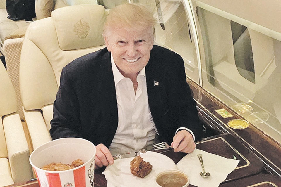 Даже во время длительных авиаперелетов президент США миллиардер Дональд Трамп ресторанной еде предпочитает фастфуд. Фото: facebook.com