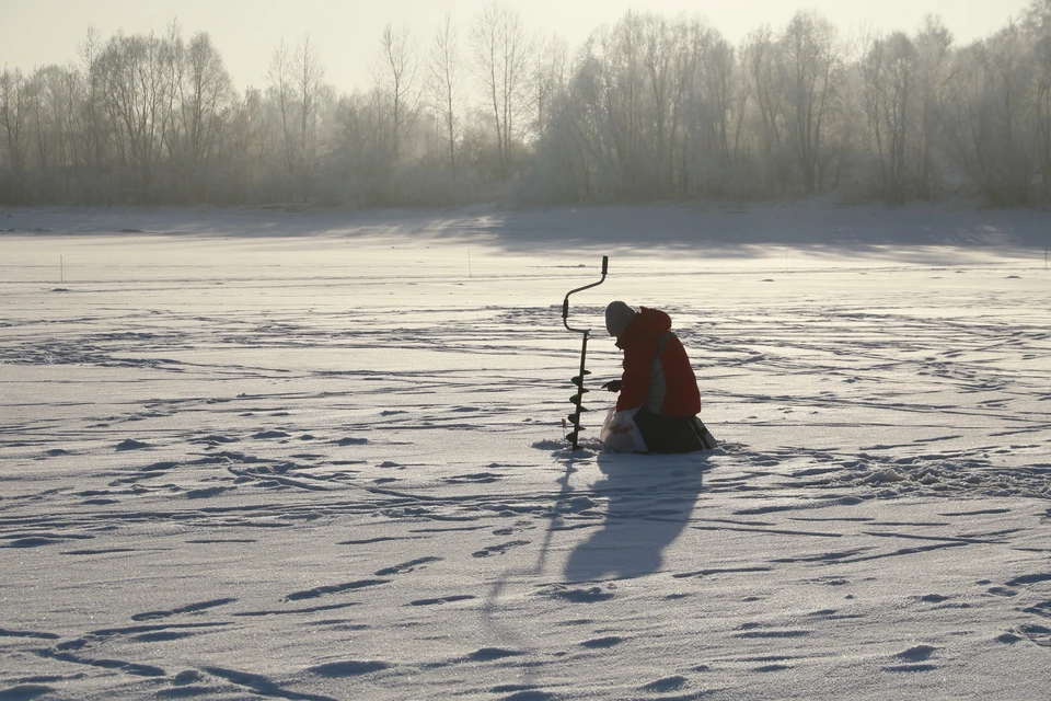Возможности порыбачить на льду опытные рыбаки ждут целый год.