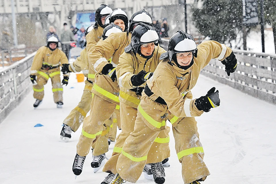 Пожарные не раз доказывали, что им не страшны не только огонь и вода, но и лед! (Кадр с Всероссийского пожарно-спасательного флешмоба.)