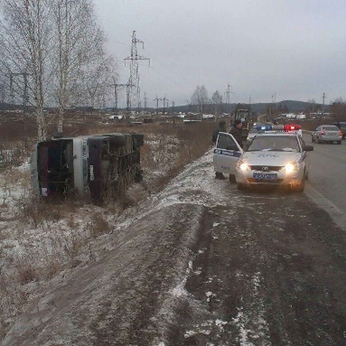 Под Нижней Турой пассажирский автобус столкнулся с машиной и рухнул в кювет  - KP.RU