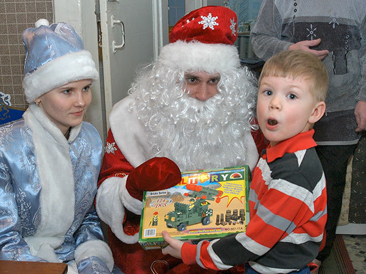 Что можно попросить у дед. Дед Мороз с мальчик подарками. Игрушки которые дед Мороз дарит на новый год. Дед Мороз дарит игрушки детям. Что попросить у дедушки Мороза игрушки.