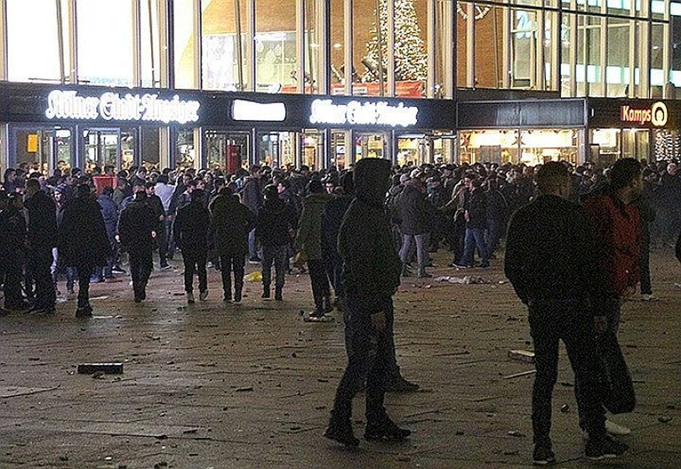В Кёльне в 2016 году от массовых домогательств со стороны мигрантов пострадали сотни гражданок Германии и туристок из других стран