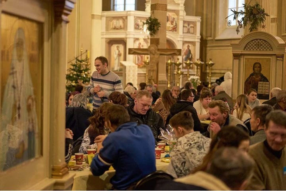 Волонтеры движения "Друзья на улице" устроили рождественские ужины для бездомных в православных храмах Фото: vk.com/bez_doma