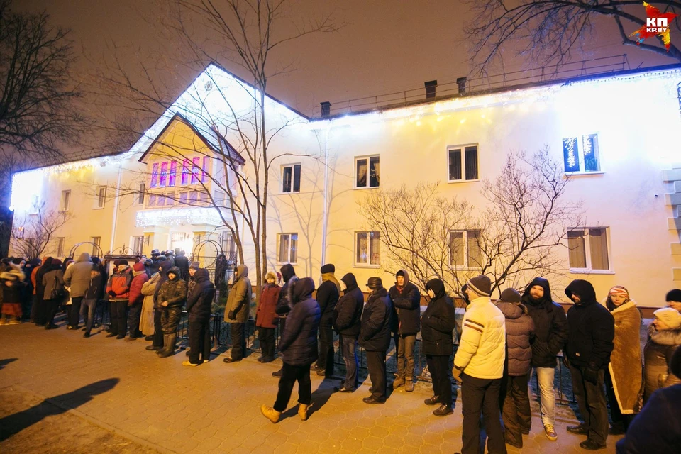 Был в очереди на жилье. Очередь за жильем.
