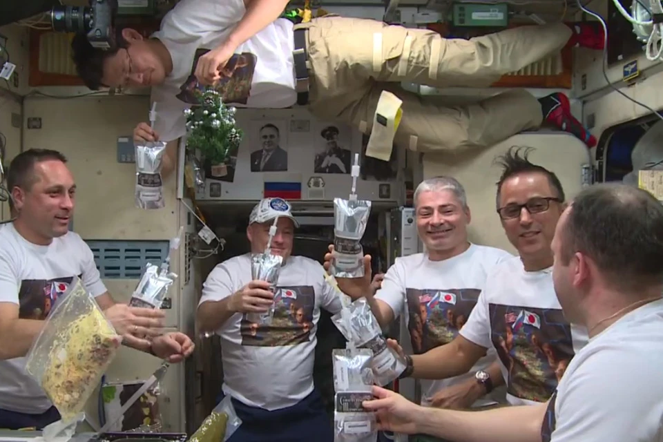 За Новый год шестеро обитателей МКС подняли пакетики с советским шампанским и прокричали троекратное «Ура!». Фото: Роскосмос