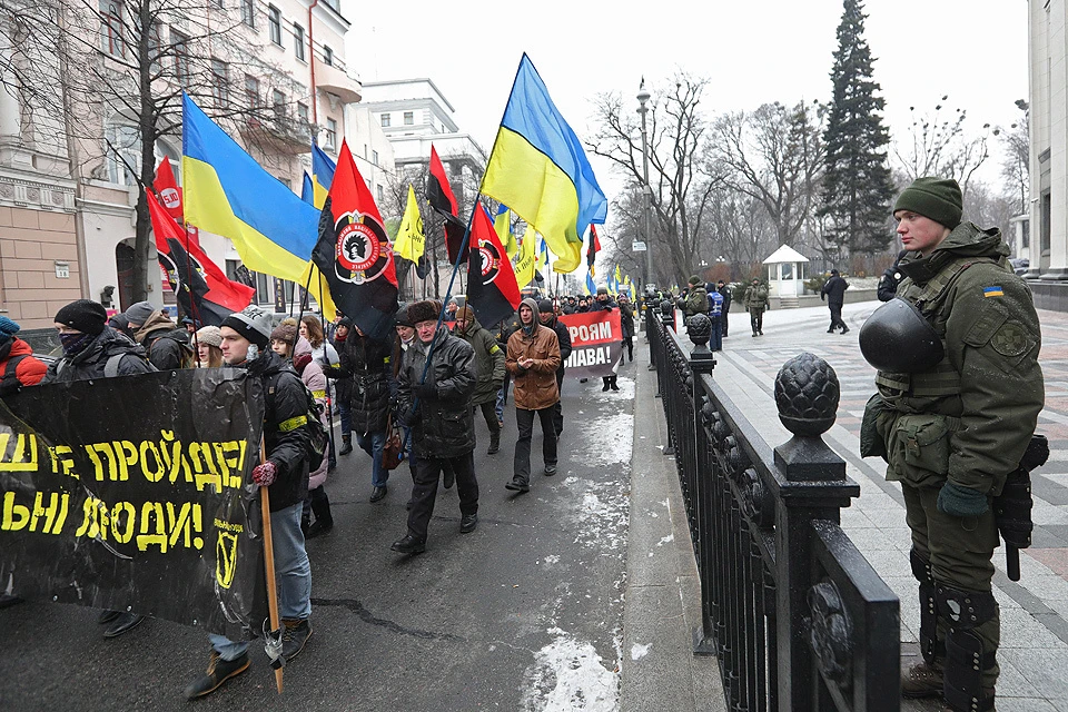 Шествие националистических сил у стен Верховной рады в дни обсуждения нового закона о Донбассе.