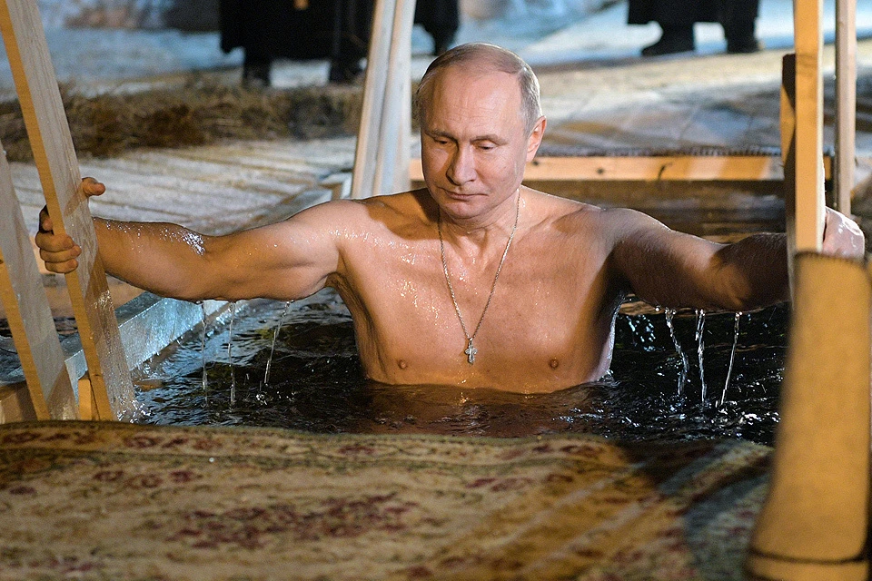 Владимир Путин окунулся в крещенскую прорубь на озере Селигер.
