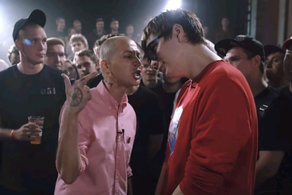 Оксимирон (слева) против Гнойного в рэп-баттле. ФОТО: кадр с видео