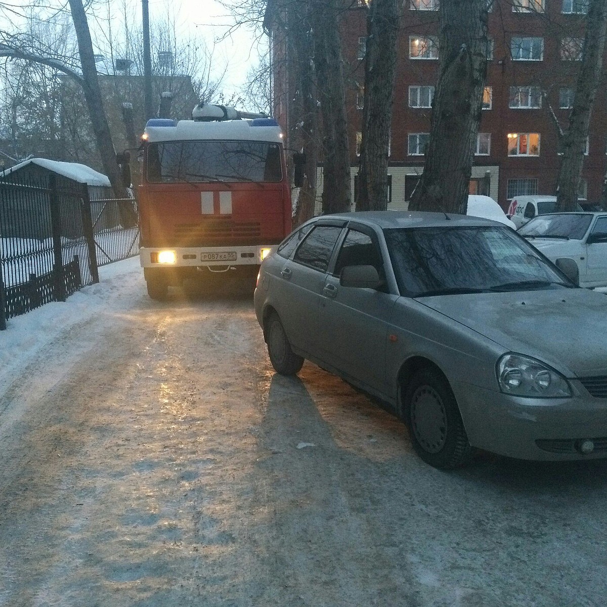 В Омске из-за автохама спасателям пришлось добираться на пожар пешком -  KP.RU