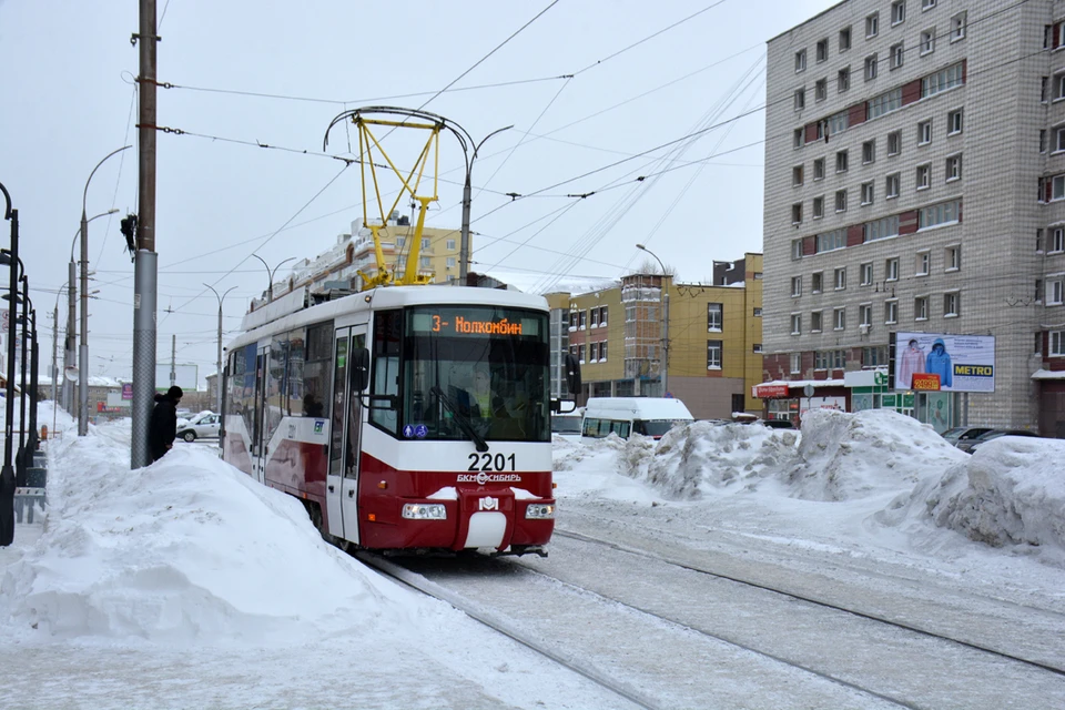По маршруту № 3 ходит новый белорусский трамвай, внутри турникет.
