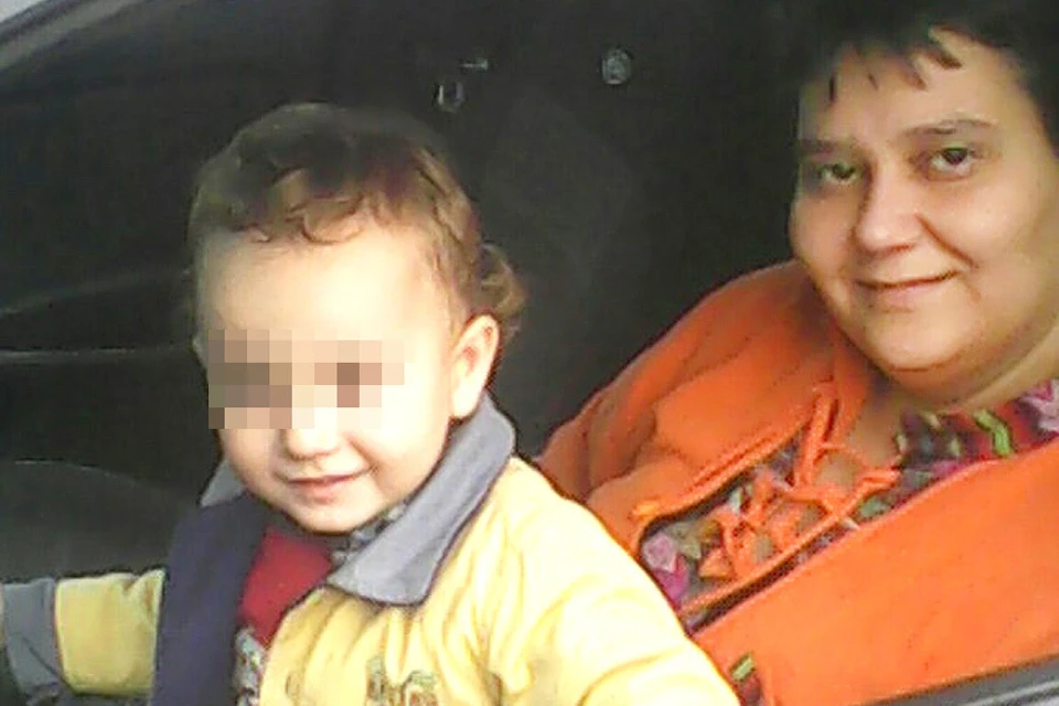 Светлана Попова с мальчиком, которого два года она воспитывала как своего сына.