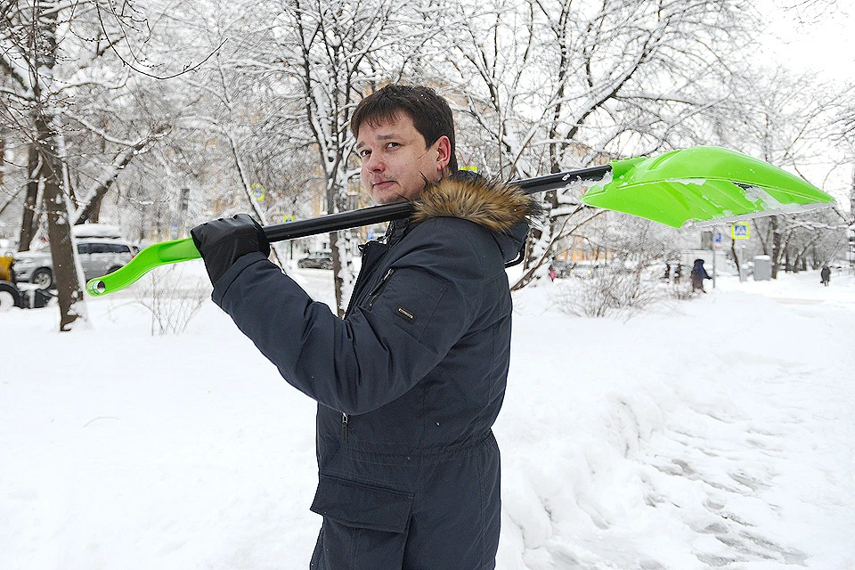 Журналист "Комсомолки" Павел Клоков решил помочь коммунальщикам в борьбе со снежной стихией.