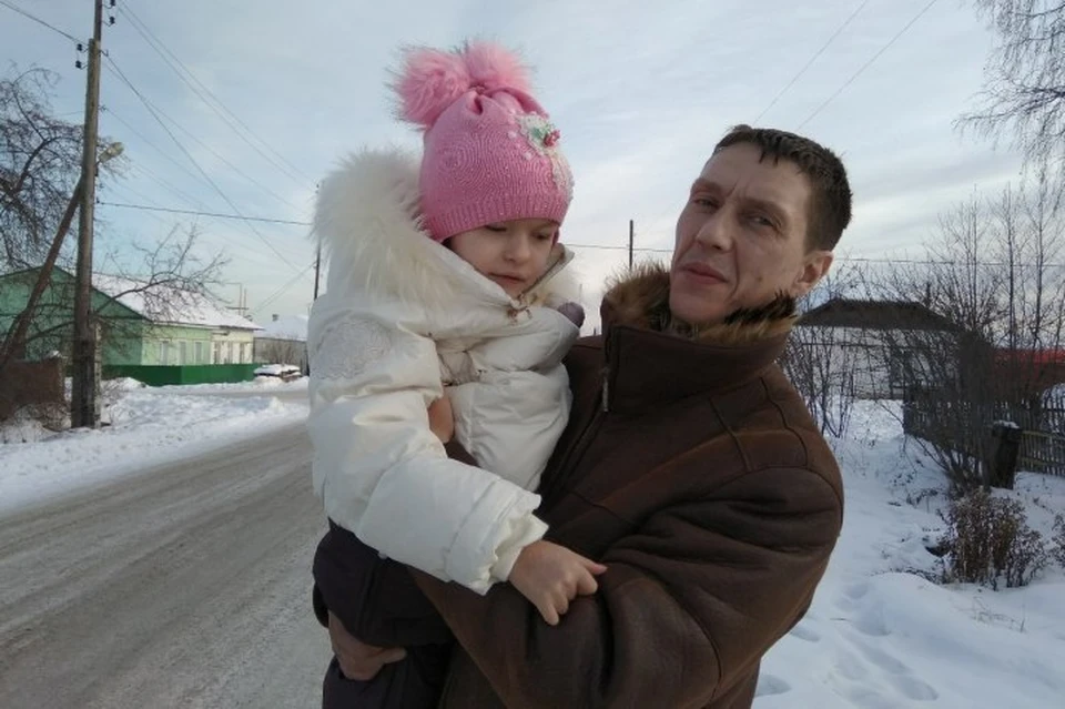 Алексей отказался сдать ребенка в интернат и воспитывает дочь в одиночку