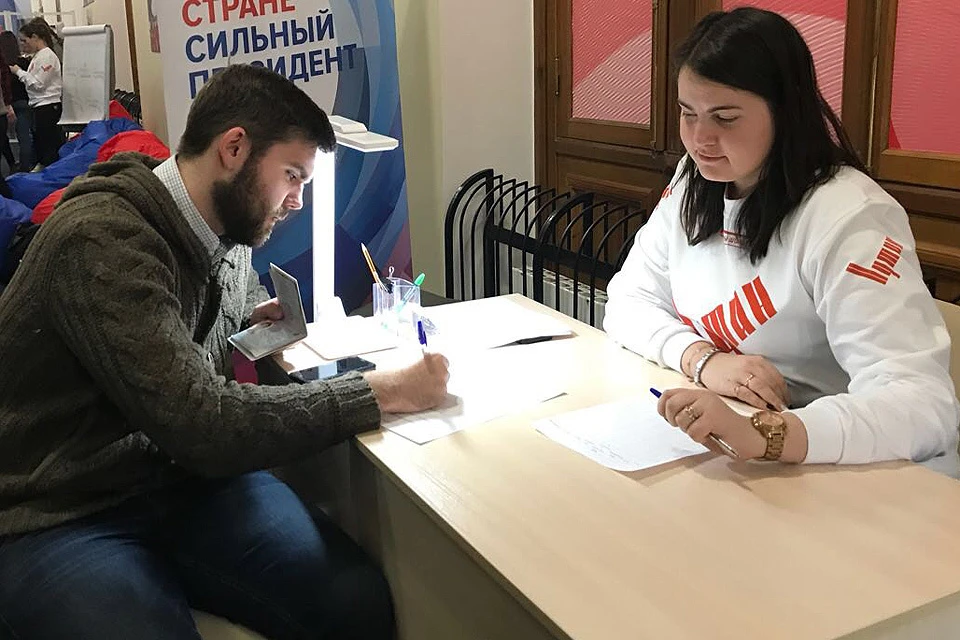 Корреспондент «КП» Роман Голованов записался в волонтеры Путина.