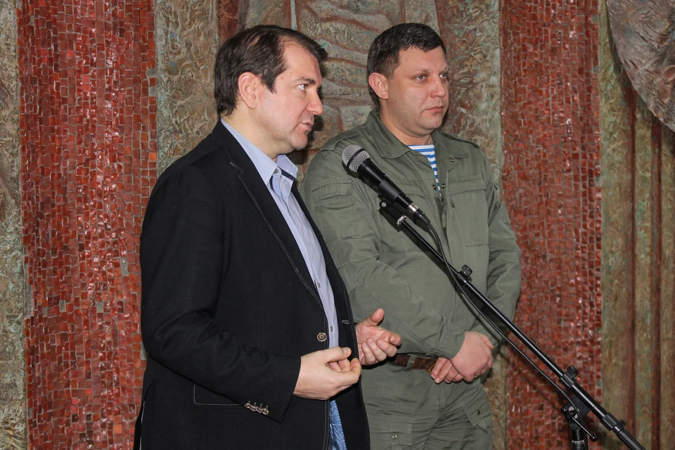 Александр Захарченко и Владимир Корнилов - одни из первых посетителей экспозиции нового зала