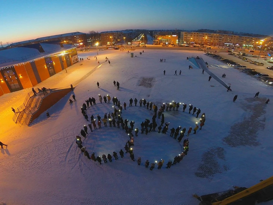 «Поддержим наших!»: волонтеры из Ачинска выстроились в виде олимпийских колец. Фото: администрация Ачинска.