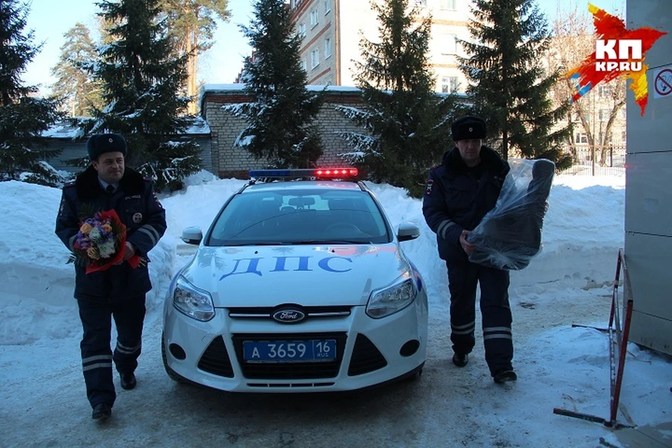 Гаишники приехали встречать женщину из роддома