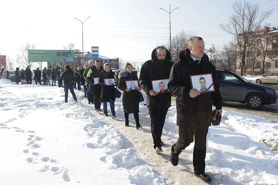 Митинг памяти погибших членов экипажа и пассажиров рейса "Саратовских авиалиний". На переднем плане несут фото пилота Валерия Губанова.