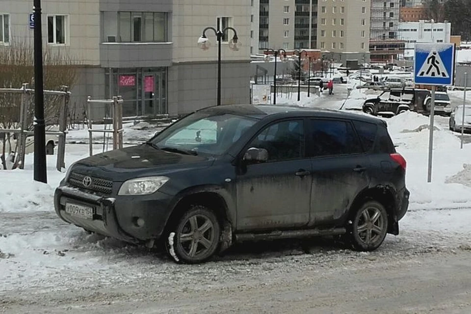 Радиослушатель сфотографировал машину нарушителя в Кольцово, но этого оказалось не достаточно для штрафа. Фото: Дмитрий.
