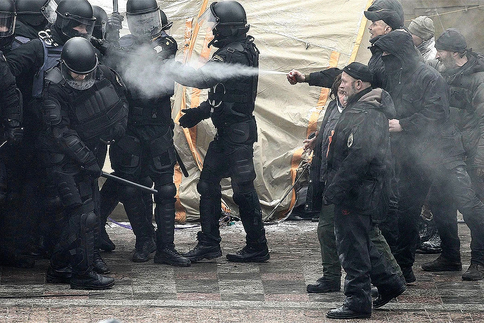Столкновения протестующих и сотрудников полиции у стен Верховной Рады в январе 2018 года.