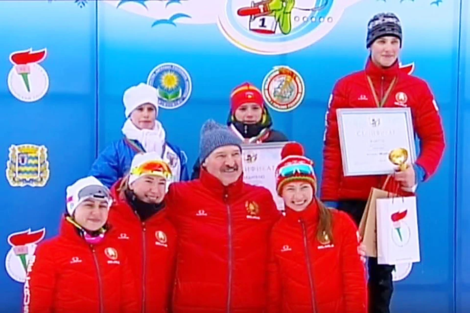 Президент в компании Олимпийских чемпионок наградил ребят-победителей соревнований и своего сына Николая. Фото: кадр ОНТ