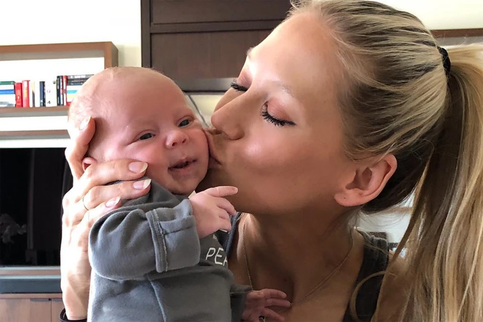 Анна Курникова целует своего малыша.