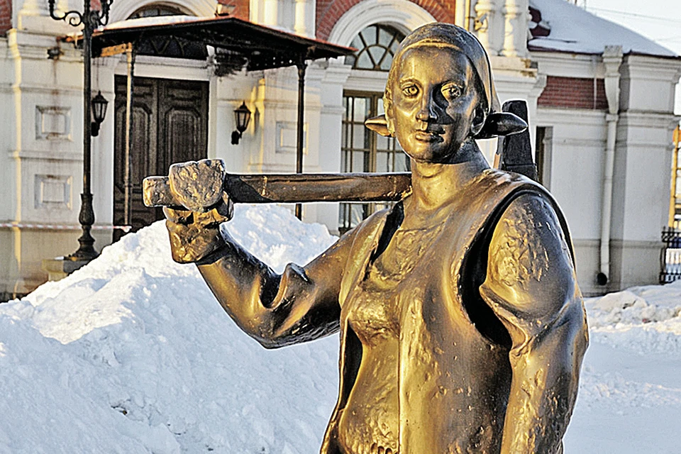 Вот она - настоящая женщина! Знаменитый памятник шпалоукладчице у вокзала в Екатеринбурге. Фото: Александр ТАРАКАНОВ/Фотобанк Лори