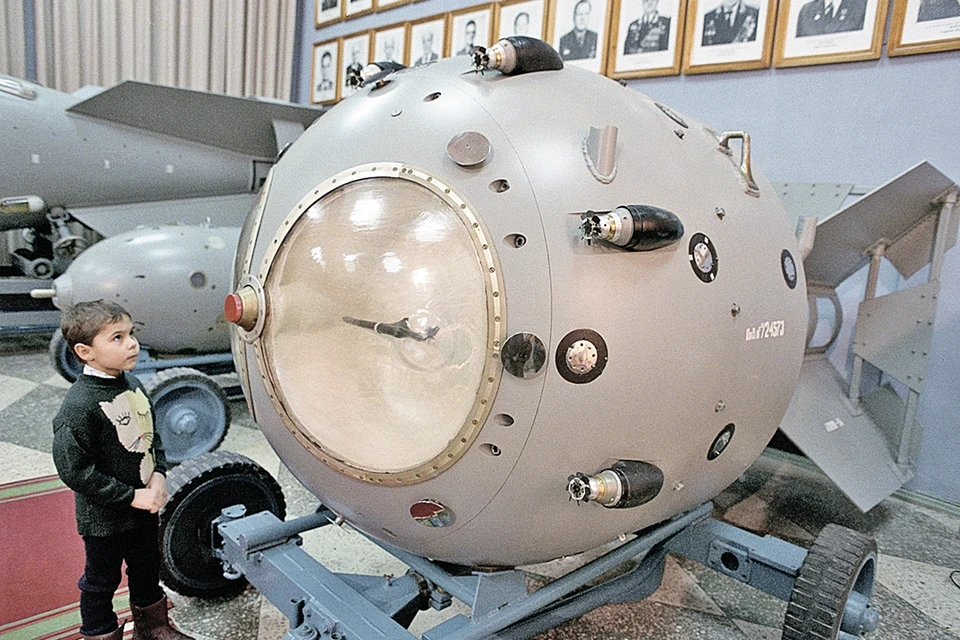 Так выглядела первая советская атомная бомба РДС-1, которую взорвали в Семипалатинске в 1949-м. Макет стоит в Музее ядерного оружия в городе Саров Нижегородской области. Фото: Николай МОШКОВ/TASS