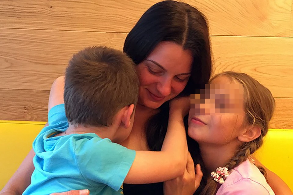 Сейчас Александра с детьми в России