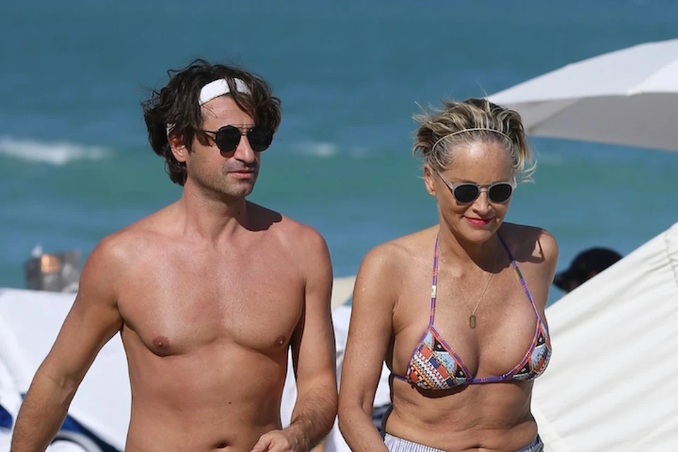 Папарацци застали Шэрон и ее избранника на пляже в Майами.