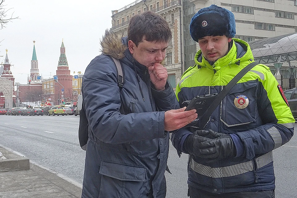 Журналист "Комсомолки" Павел Клоков и инспектор МАДИ Никита Каменев.