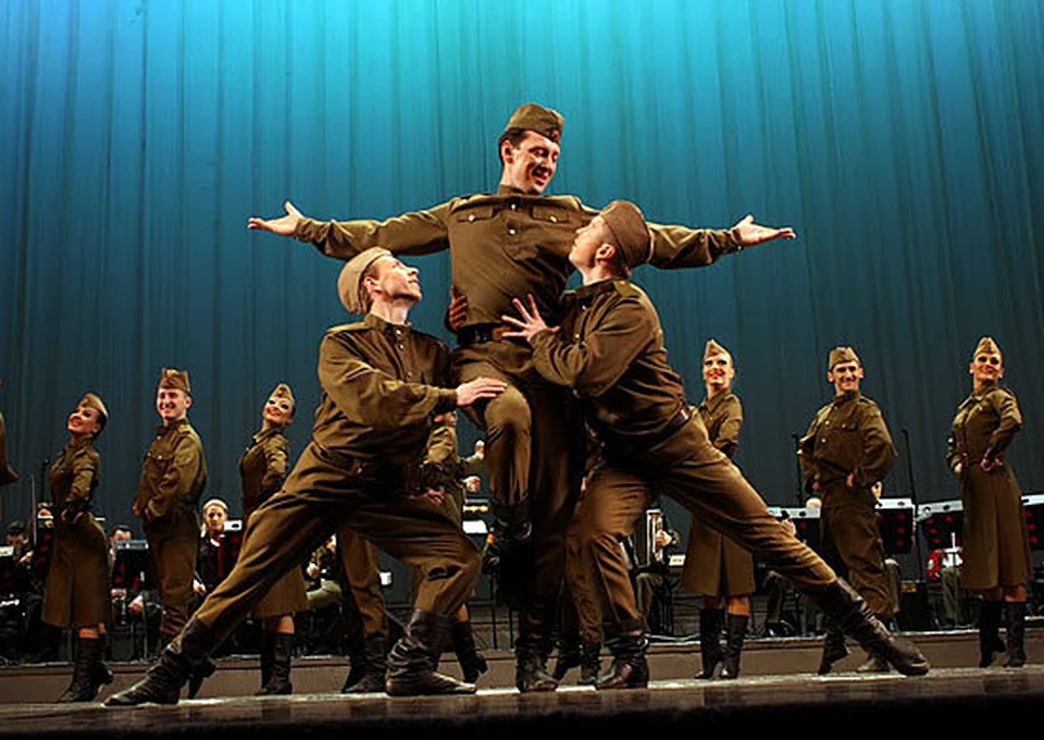 Песня танцующего солдата. Военные танцы. Солдатская пляска. Солдаты танцуют. Военный танцор.