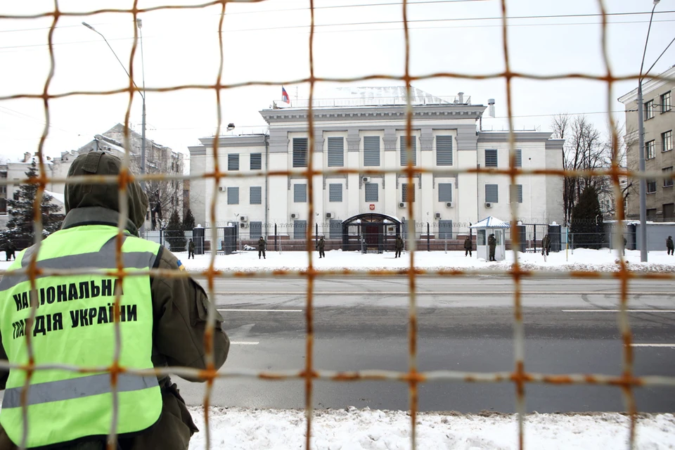 Сотрудник Национальной гвардии Украины у оцепленного здания посольства РФ. Фото:Петр Сивков/ТАСС
