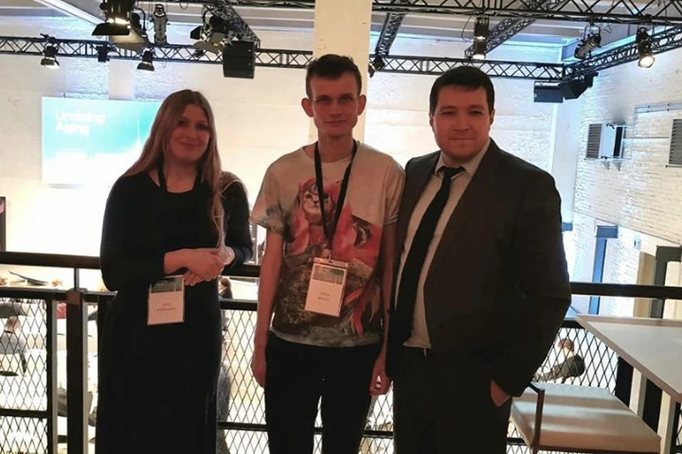 Виталик Бутерин (в центре), Дарья Халтурина и основатель цифровой платформы для управления здоровьем и долголетием Николай Крючков.