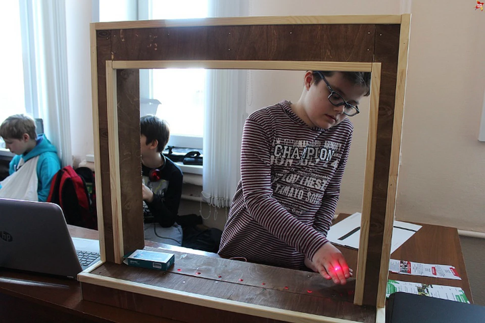11-летний Алексей Цыгичко на занятиях в Экмпериментально-технической школе сделал оригинальную арфу.