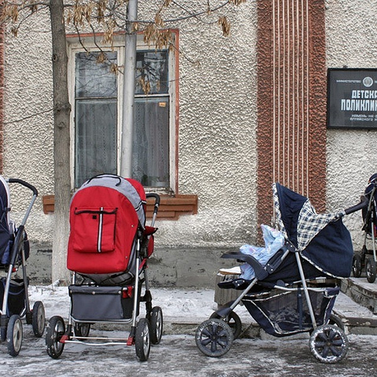 В татарстанской детской поликлинике начали брать деньги за хранение колясок  - KP.RU